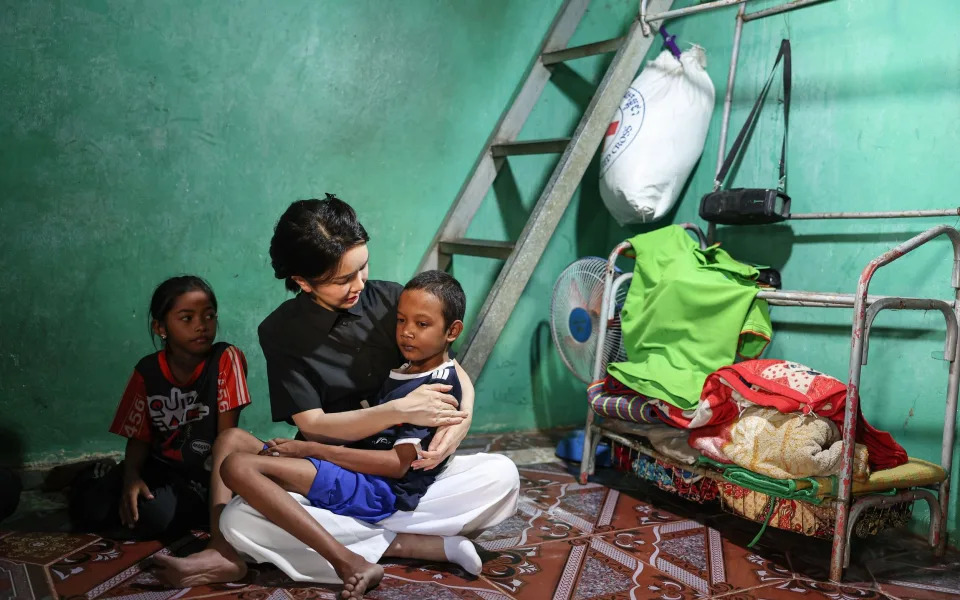 Kim Keon-hee holds boy - Office of the President of South Korea