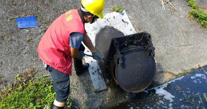 烟花逼近新北堤外車輛只出不進 水門晚間9時關閉。（圖／新北市府提供）