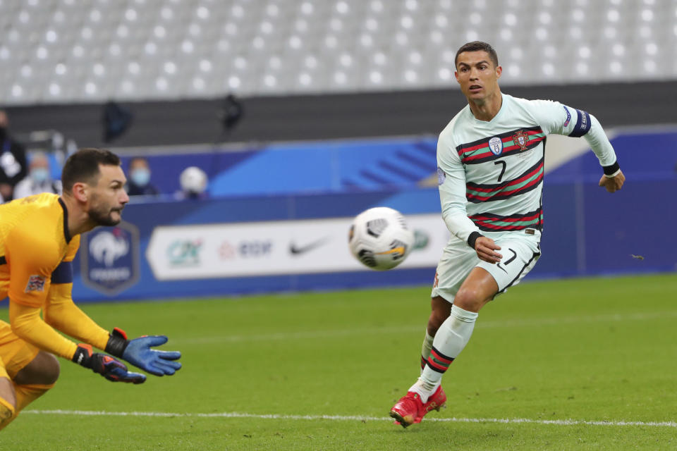 El portero de Francia Hugo Lloris intenta salvar el tiro de Cristiano Ronaldo con Portugal en el duelo de la Liga de Naciones de la UEFA el domingo 11 de octubre del 2020. (AP Photo/Thibault Camus)