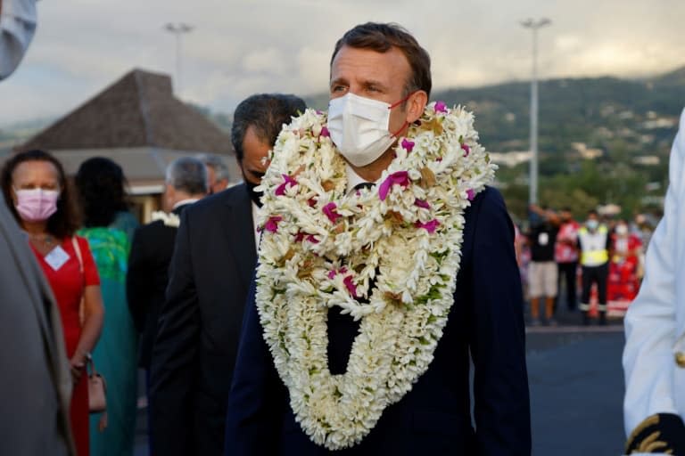 Le président Emmanuel Macron accueilli à son arrivée à Papeete, sur l'île de Tahiti, le 24 juillet 2021  - Ludovic MARIN © 2019 AFP