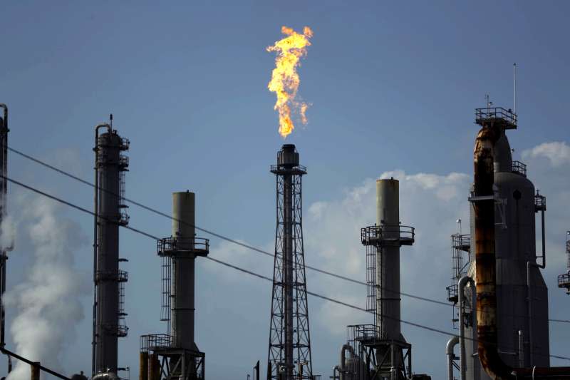 武漢肺炎造成全球石油需求下滑，沙烏地阿拉伯與俄羅斯的爭端又引發油價暴跌。（AP）
