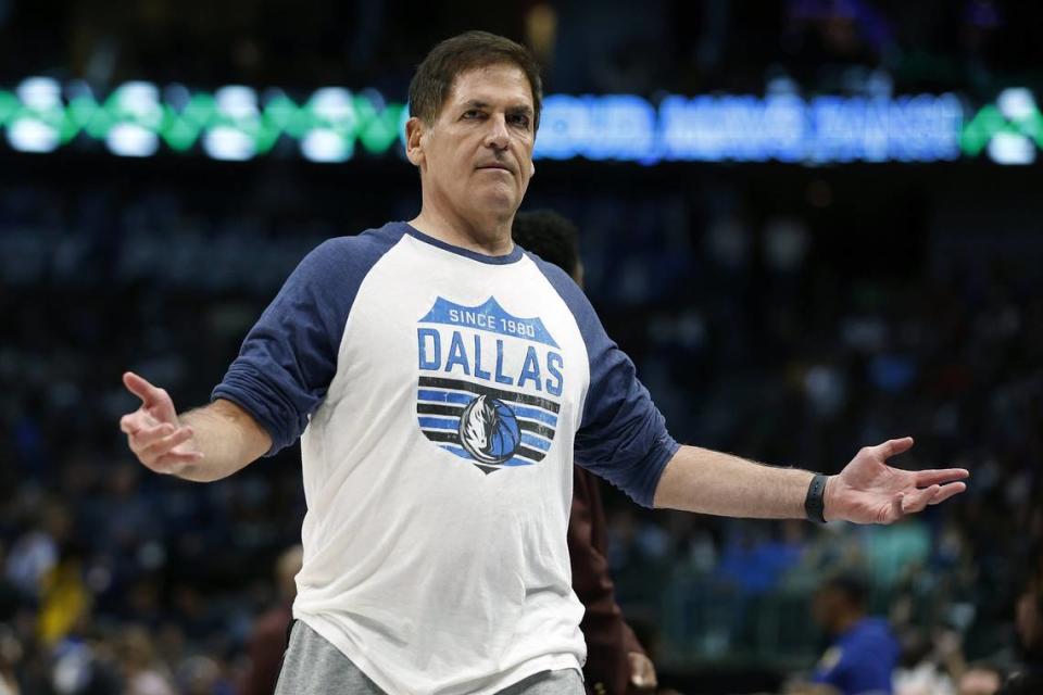 El propietario de los Dallas Mavericks, Mark Cuban, reacciona durante un descanso de la acción contra los Golden State Warriors en el American Airlines Center, el 22 de marzo de 2023, en Dallas. (Tim Heitman/Getty Images/TNS)