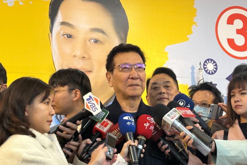 國民黨屏東縣議長周典論因屏檢認違反總統副總統選舉罷免法連署行賄罪遭羈押禁見，國民黨副總統候選人趙少康（中）26日表示，這除了是壓制議長在屏東的輔選，更重要的是威脅郭台銘。（中央社）