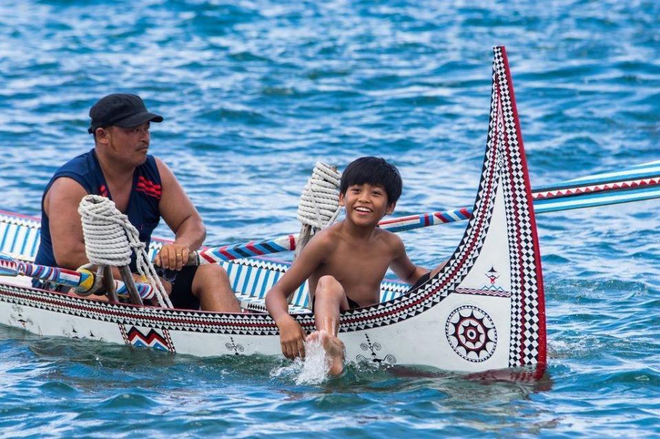 《只有大海知道》聚焦蘭嶼原住民兒童，男主角鍾家駿（右）獲金馬獎最佳新演員。（海鵬提供）