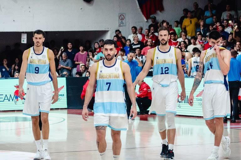 Nicolás Brussino, Facundo Campazzo, Marcos Delia y Gabriel Deck, los jugadores más importantes del seleccionado, se van de la cancha; Argentina perdió contra Chile en Valdivia por la eliminatoria para disputar la Americup en 2025.