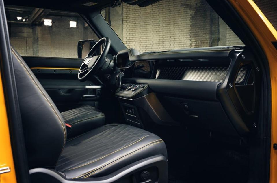 內裝方面採用了黑色的棉絨座椅、鋁製飾板，並在前排中央增加了一個助駕駛座。此外，還有與車身顏色相配的黃色縫線裝飾。