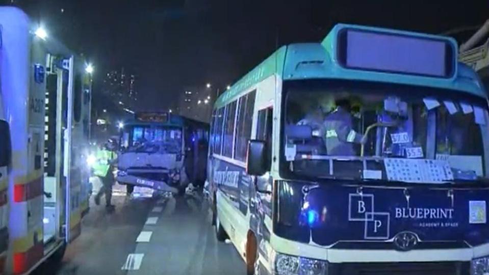 沙田大埔公路2小巴相撞，釀13男女受傷。(電視截圖)