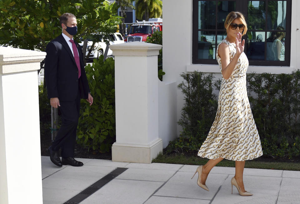 La primera dama <strong>Melania Trump votó en Palm Beach, Florida,</strong> donde tiene registrada su residencia privada desde 2019. Llegó al centro de electoral en el Morton and Barbara Mandel Recreation Center con <strong>un elegante atuendo de la firma Gucci</strong>, valorado en 4.500 dólares, el cabello recogido <strong>y el rostro al descubierto</strong>, lo que desató una ola de críticas en las redes sociales. (AP Photo/Jim Rassol)