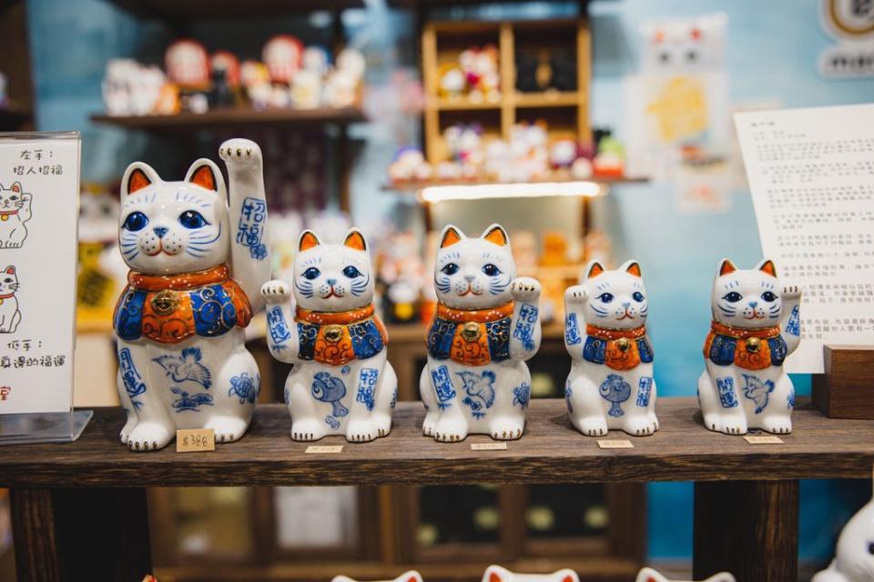 創作者會將不同地區特色放進招財貓。這五隻招財貓就被畫上日本信仰中被認為會帶來福氣、財運的「七福神」的法器。