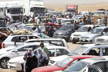 Families fleeing the violence in the Iraqi city of Mosul wait at a checkpoint in outskirts of Arbil, in Iraq's Kurdistan region, June 10, 2014. REUTERS/Azad Lashkari