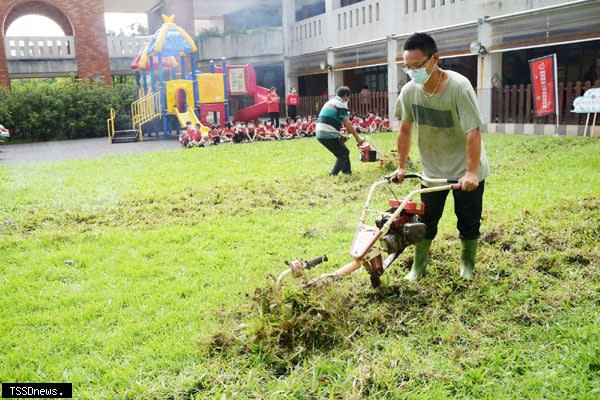 竹山前山國小校園綠草皮改造為小綠田農場正式啟動。（記者蔡榮宗攝）