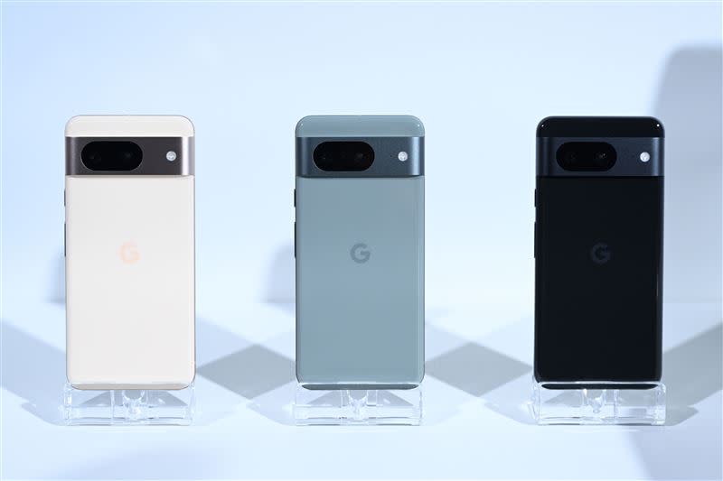 Google Pixel 8推出曜石黑、玫瑰粉、霧灰色三款顏色，建議售價新台幣$24,900元起。（圖／Google提供）