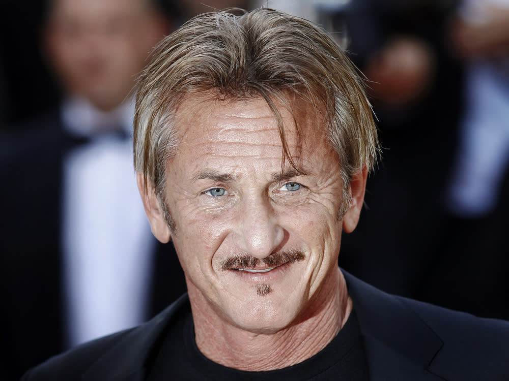 Sean Penn lässt freiwillige Helfer seiner Organisation CORE Corona-Tests durchführen. (Bild: Andrea Raffin / Shutterstock.com)