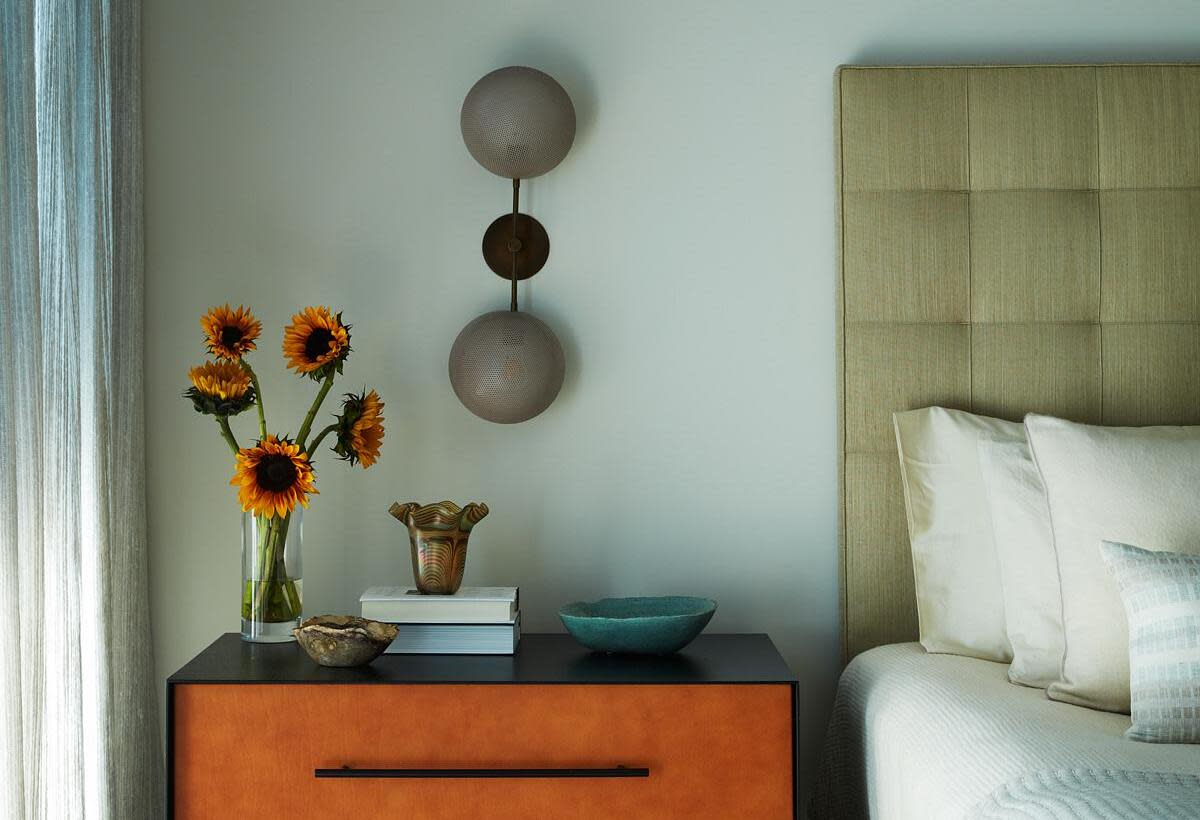  A traditional headboard in tufted style 