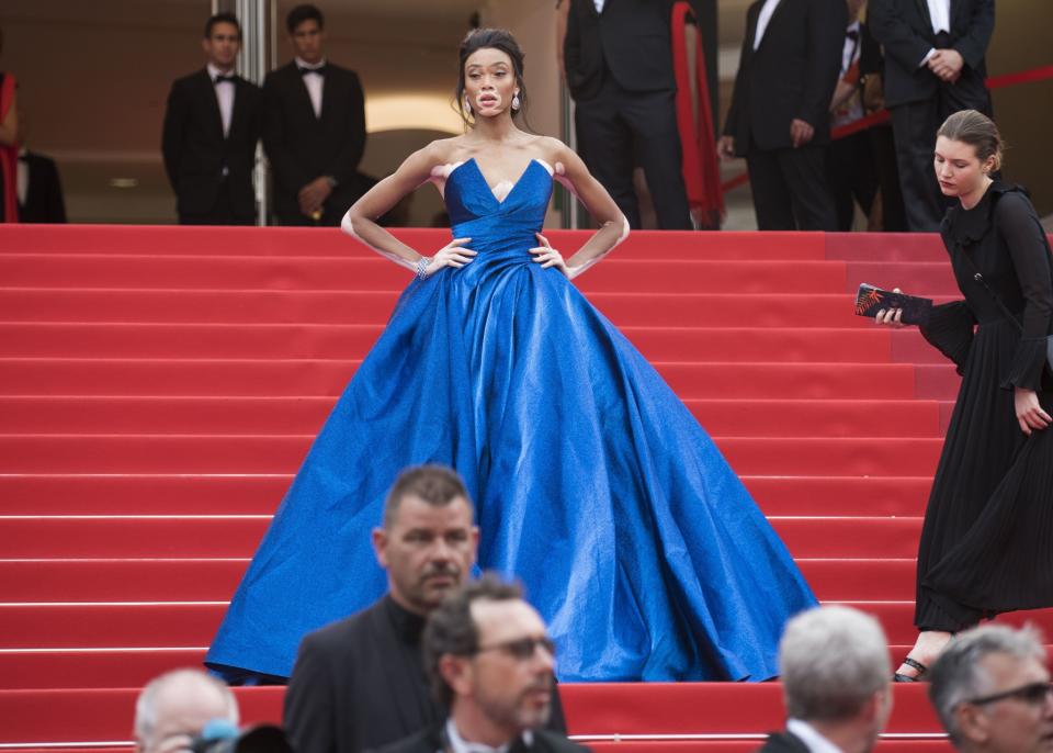 <p>Understatement ist nichts für Winnie Harlow. Das Model, das unter der Pigmentstörung Vitiligo leidet, legte bei der Cannes-Premiere des Films „Loveless“ einen echten Prinzessinnenauftritt hin. Statt wie die meisten ihrer Promikolleginnen auf ein Kleid in Schwarz oder Weiß zu setzen, entschied sie sich für eine königsblaue Ballrobe von Zuhair Murad, die in Kontrast zum blutroten Red Carpet stand. Ein echter Hingucker! (Bild: AP Photo) </p>