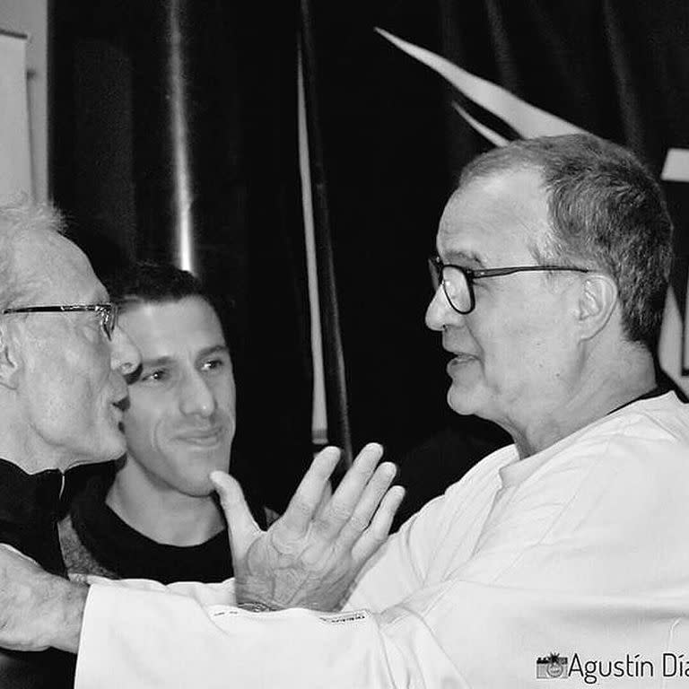 Charlando con Marcelo Bielsa, junto a Maxi Rodríguez.