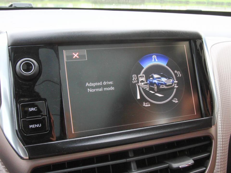 中控螢幕採用7吋全彩觸控式，能提供油耗、里程以及各項行車資訊顯示。