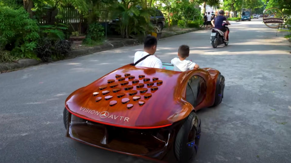 車尾擺動的鰭片以及大量的LED燈光，都讓這台車看起來彷彿有自己的意識一般。(圖片來源/ 翻攝自ND – Woodworking Art YT)