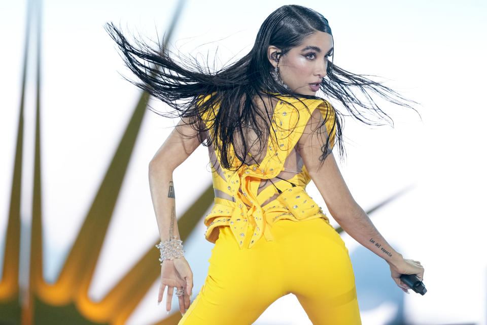 La cantante argentina y antigua YouTuber María Becerra durante su concierto en el estadio River Plate en Buenos Aires, Argentina, el viernes 22 de marzo de 2024. (Foto AP/Natacha Pisarenko)