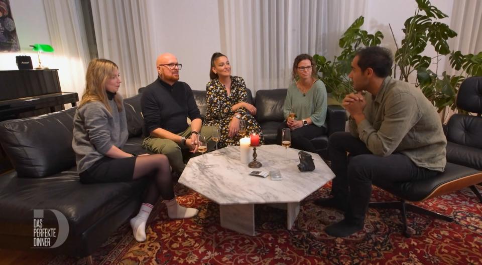 Die Berliner Dinner-Runde lernt sich bei Piran (rechts) kennen. (Bild: RTL)