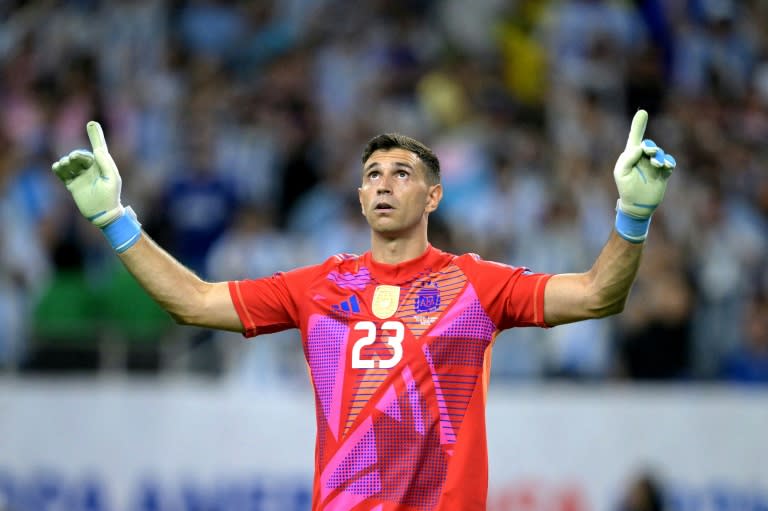 El arquero Emiliano Martínez celebra tra atajar un penal frente a Ecuador en la definición desde los doce pasos el 4 de julio de 2024 en cuartos de final de la Copa América en Houston, Texas (JUAN MABROMATA)