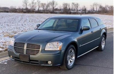 The suspect fled in a blue-green Dodge Magnum with the New Jersey license plate F18KCK, police said.