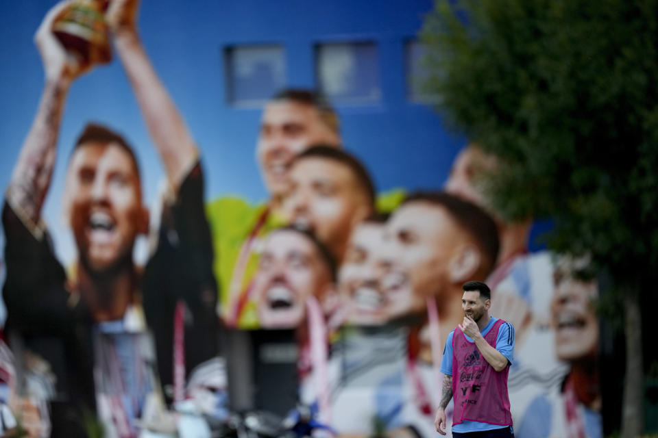 El delantero argentino Lionel Messi durante un entrenamiento de la selección, el miércoles 22 de marzo de 2023, en Buenos Aires. (AP Foto/Natacha Pisarenko)