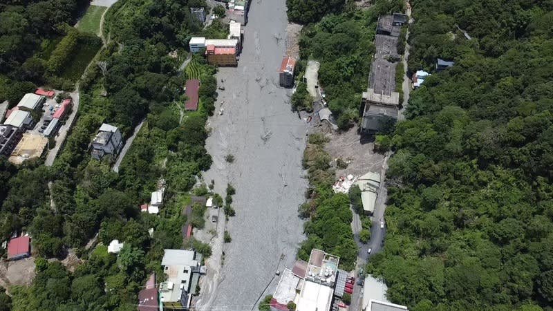 颱風卡努連日豪雨重創南投縣仁愛鄉，雖然多數道路已搶通，但路況仍不佳，南投縣政府9日宣布，仁愛鄉10日正常上班、停止上課。仁愛鄉已連續7天停課。圖為搜救人員前往災區救援，沿途空拍災區畫面。 （圖／消防署提供）