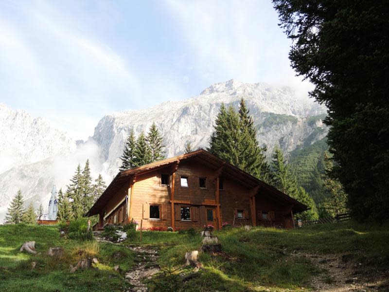 Am Ziel: In der Alplhütte können Wanderer sich ausruhen. Foto: Alplhütte