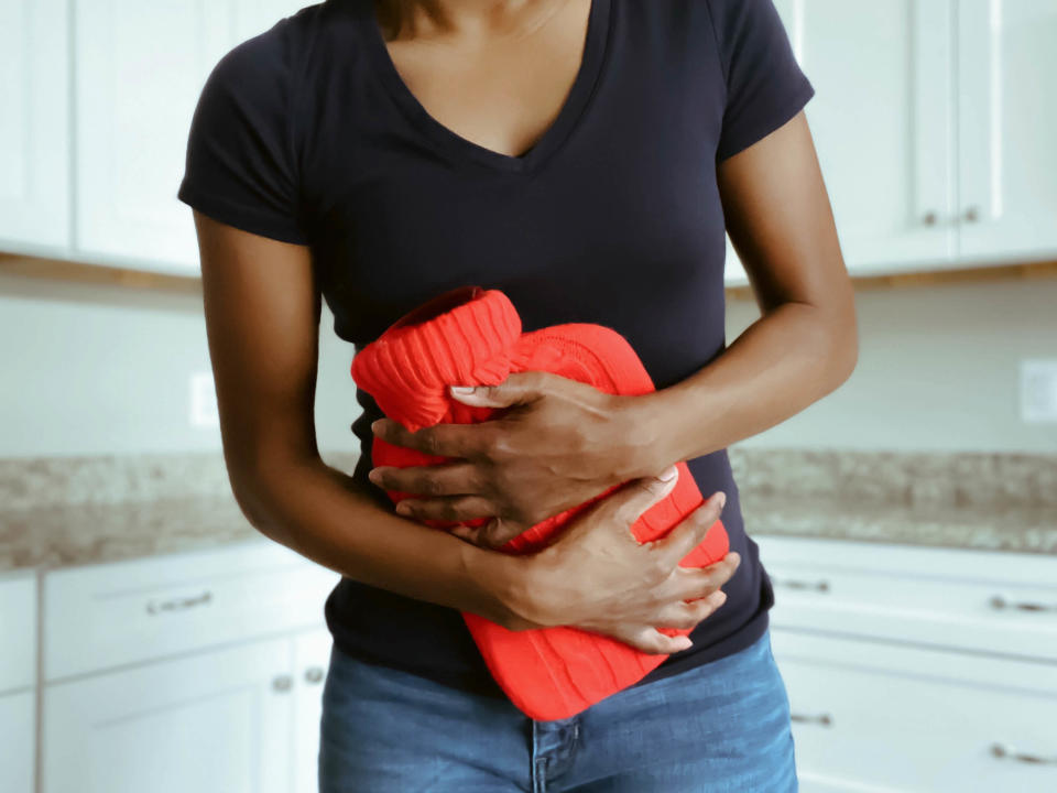 將熱水袋或熱毛巾放在腹部或下背部，熱敷可以讓大腸壁、小腸壁以及收緊的子宮肌肉得以放鬆，減輕經痛和不適感。