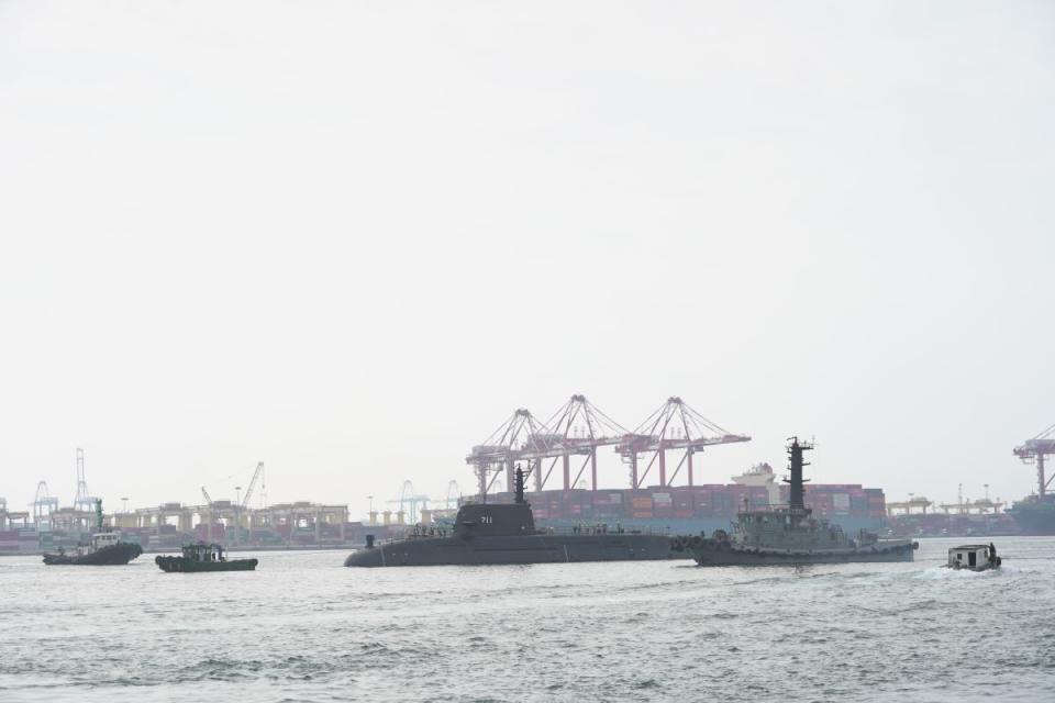 「海鯤軍艦」浮船測試在高雄港港區進行。（圖：台船公司提供）