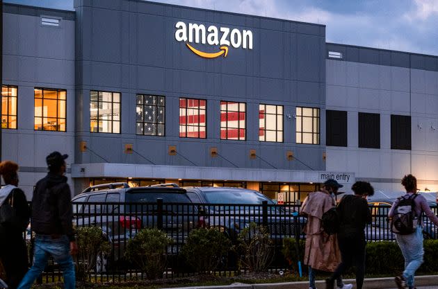People arrive for work at the Amazon distribution center in Staten Island, New York, on Oct. 25, 2021. (Photo: AP Photo/Craig Ruttle, File)