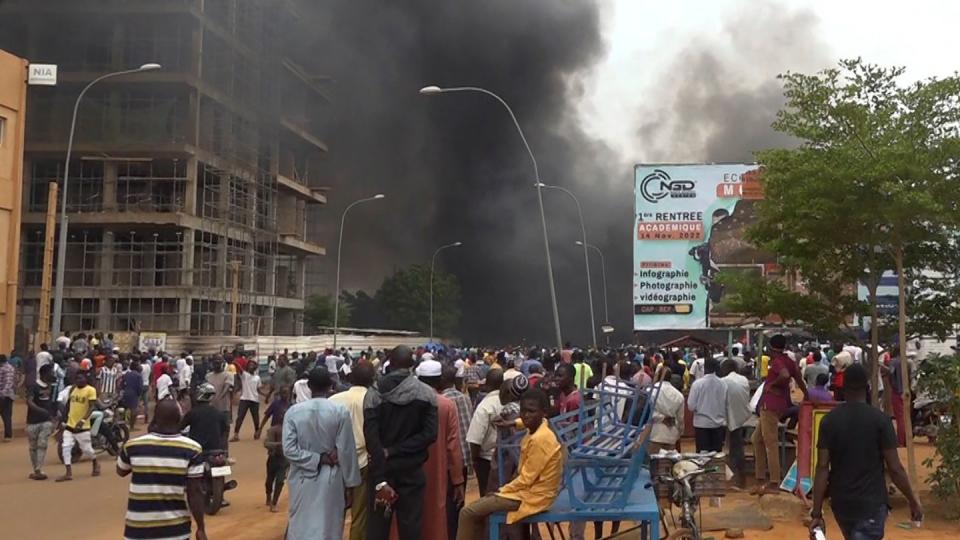 Die Lage im Niger bleibt angespannt. (Bild: Fatahoulaye Hassane Midou/AP/dpa)