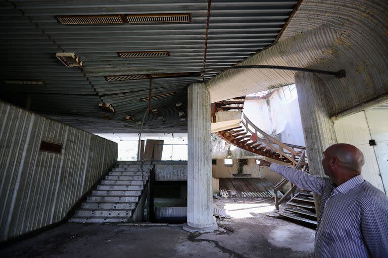 Jorge Mandachain, gerente de Desarrollo de Proyectos de IRSA, señala los distintos lugares a los que se accedía desde el hall central de la Confitería Neptuno