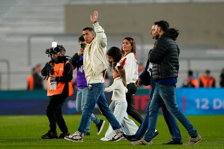 Ángel Di María fue homenajeado y estuvo presente junto a su familia en el Monumental de River Plate