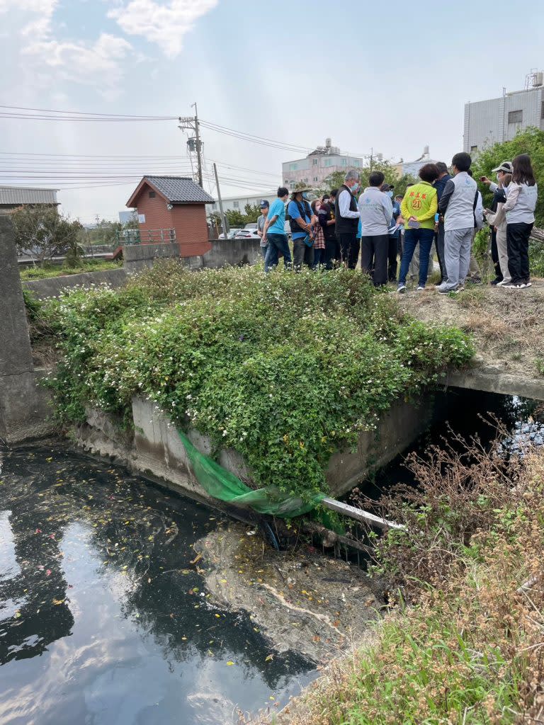 竹北地區灌溉用水遭被偷排放廢油，立委林為洲要求相關單位應儘速抓到凶手，免得汙染農地。（記者彭新茹攝)