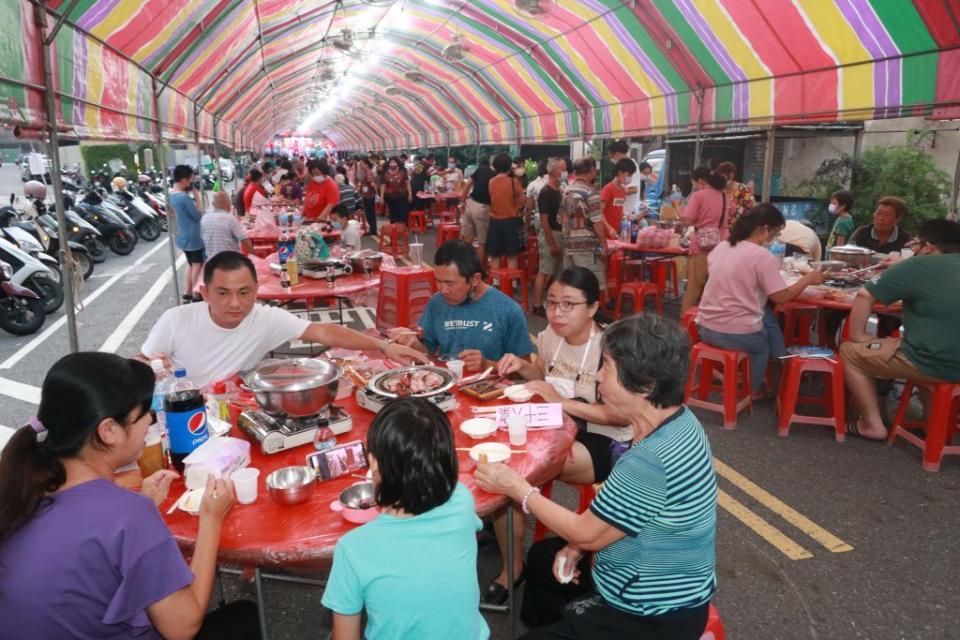 北華里中秋烤肉聯歡選在縣城隍廟前廣場舉行，席開三十六桌，連神明都垂涎。（記者陳俊文攝）