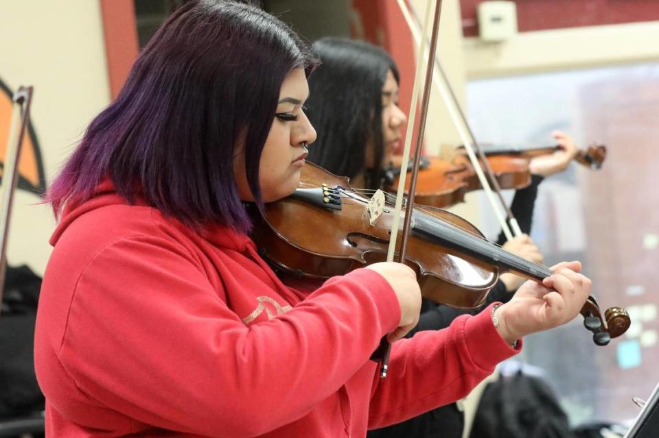 Orosi High School Mariachi Cardenal violin player Samantha Alejandro during the mariachi class on Wednesday, March 15, 2023. María G. Ortiz-Briones/mortizbriones@vidaenelvalle.com