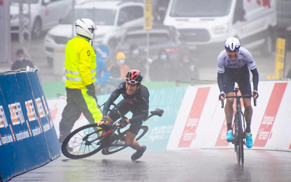 Geraint Thomas from Great Britain of team Ineos Grenadiers, left, falls, next to the winner of the stage Michael Woods  - Keystone