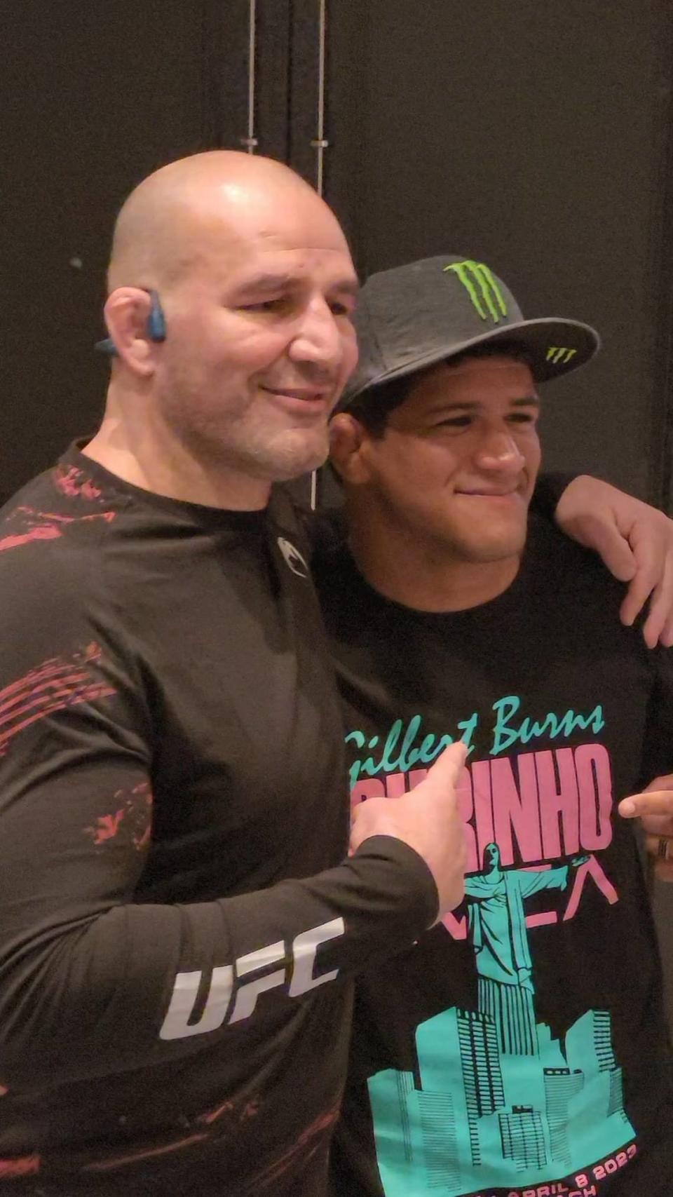 Gilbert Burns (der.) con el excampeón de la UFC Glover Teixeira.