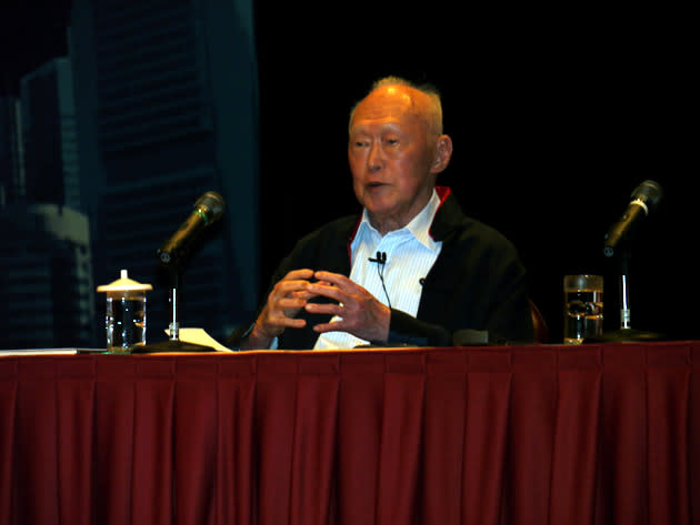 Former MM Lee Kuan Yew shared his projections and advice for Singapore with undergraduates at NTU. (Yahoo! photo/Jeanette Tan)