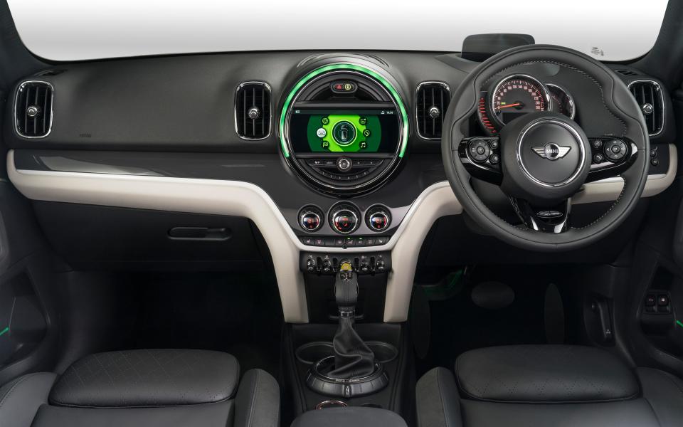 Mini Countryman S E dashboard 