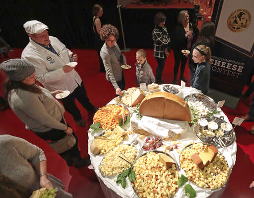 Auch für die Besucher der Messe in Wisconsin gibt es natürlich ausreichend Gelegenheit, sich selbst ein Bild von der Vielfalt der Käsesorten zu machen.  (Bild: John Hart/Wisconsin State Journal via AP)