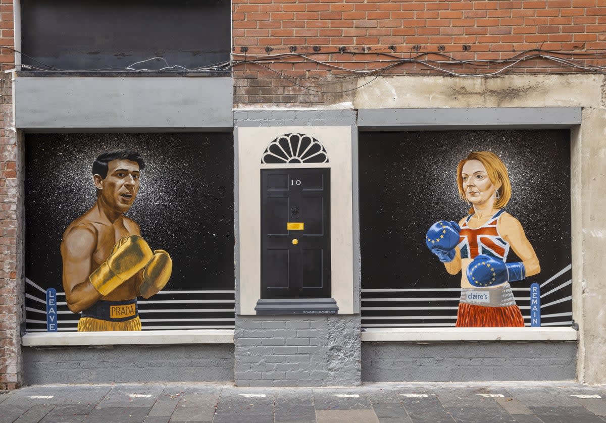 A mural showing Conservative Party candidates Rishi Sunak and Liz Truss as two boxers (Liam McBurney/PA) (PA Wire)