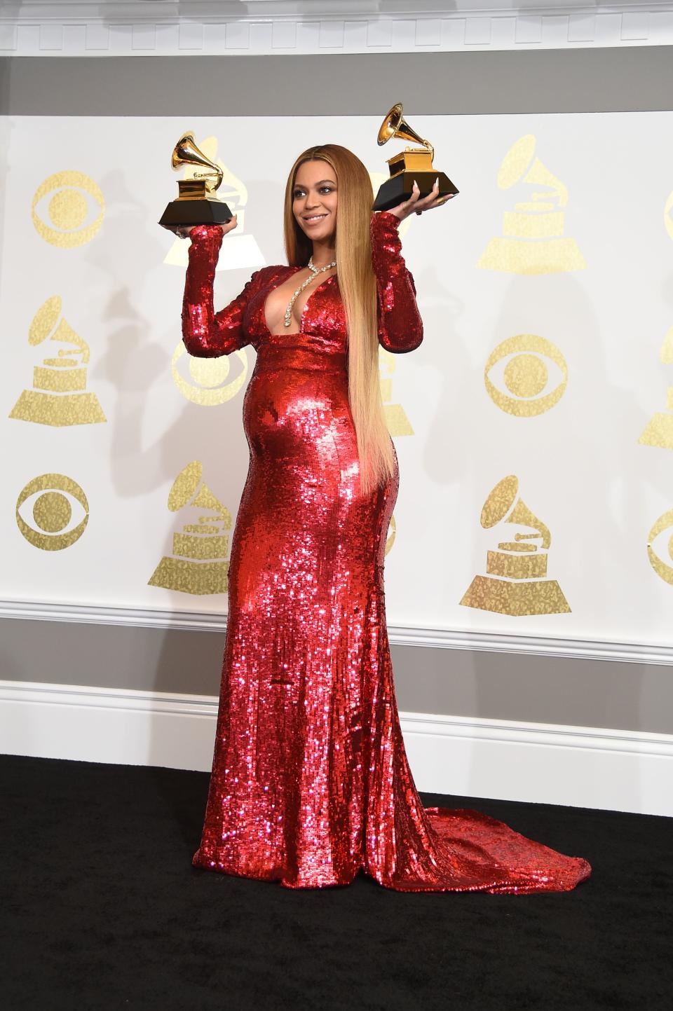 <p>Auch Sängerin Beyoncé hat ihren schönen Schwangerschaftsbauch in glamourösen Outfits auf dem roten Teppich gezeigt. Bei den Grammy Awards im vergangenen Jahr erwartete sie noch ihre Zwillinge Rumi und Sir. (Bild: Getty Images) </p>