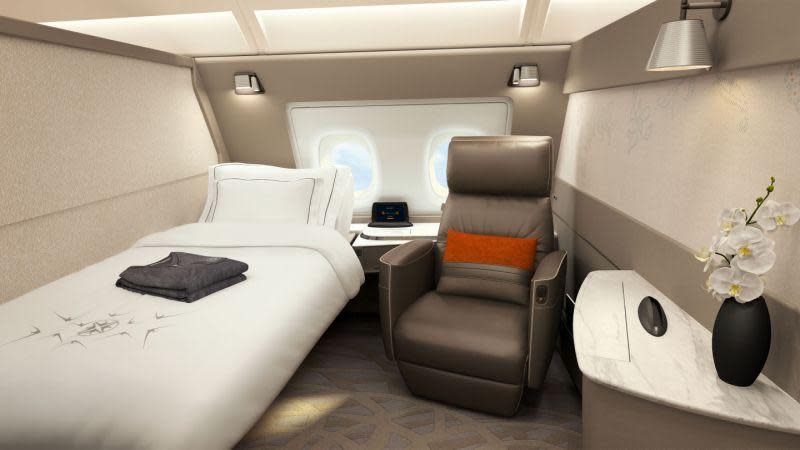 <p>Die Räume sind komplett ausgestattet mit Massagesessel, Bett, einem 32-Zoll-Fernseher und einem Tisch aus Marmor – nicht zu vergessen den Kleiderschrank für Ihren Koffer und Ihre Reisekleidung.<br> Singapore Airlines </p>
