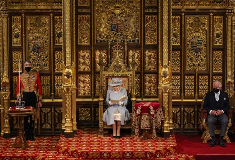 La reine Elizabeth II lit le discours du trône dans la chambre des Lords du Parlement britannique, avec le prince Charles à son côté (à droite), à Londres le 11 mai 2021 - Chris Jackson © 2019 AFP