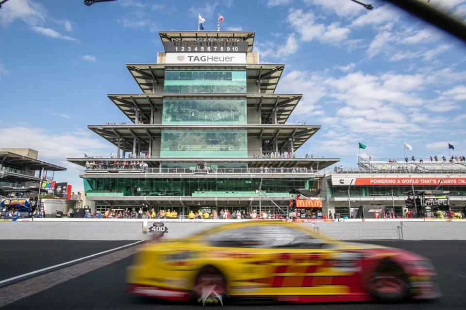 El piloto de Monster Energy NASCAR Cup Series, Joey Logano (22), ingresa a las últimas diez vueltas en la Big Machine Vodka 400 de 2019 en Brickyard en Indianapolis Motor Speedway el domingo 8 de septiembre de 2019.