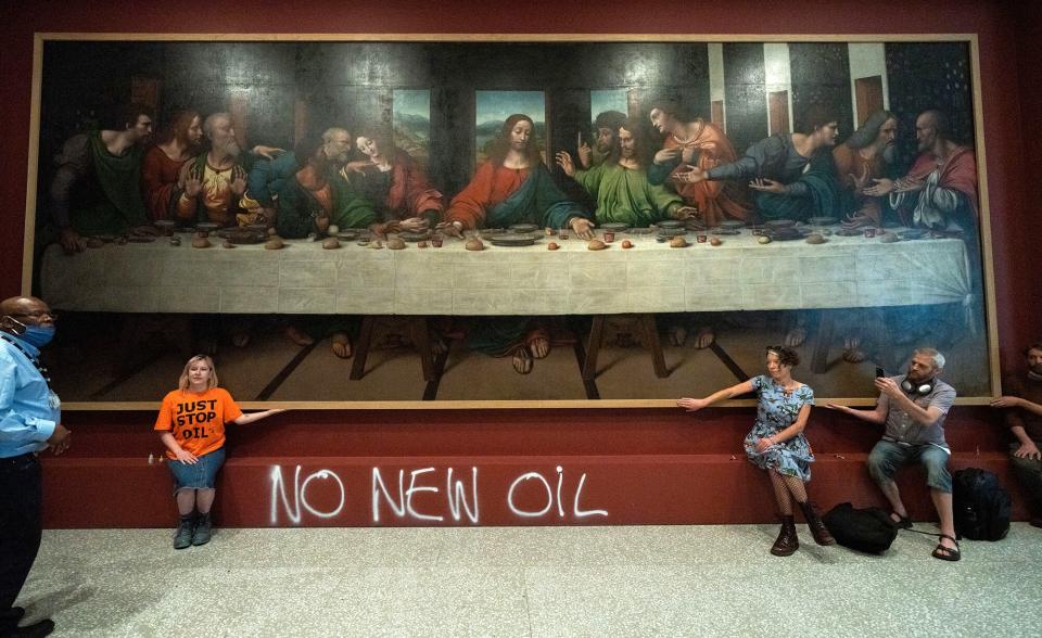 Protestors glue themselves to Leonardo Da Vinci - The Last Supper