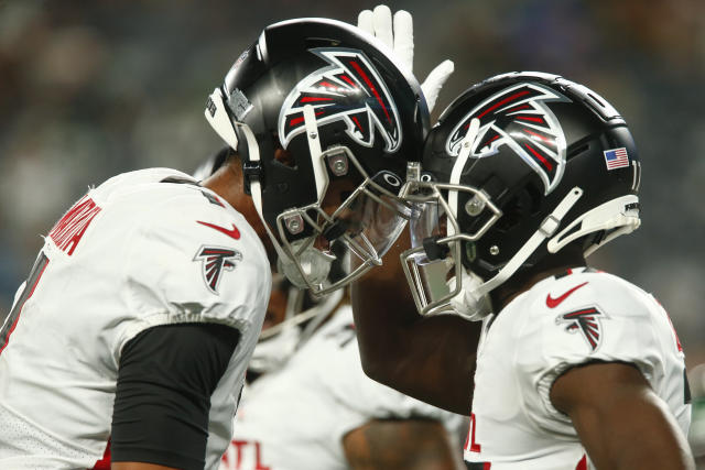 Photo: Atlanta Falcons' quarterback Marcus Mariota (R) fixes helmet of  teammate Olamide Zaccheaus Before Game Against the Rams - LAP2022091802 